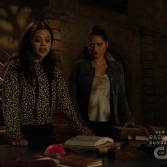 Charmed Season 2 screenshot 5