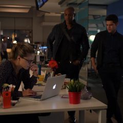 Supergirl Season 3 screenshot 1