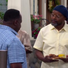 The Neighborhood Season 2 screenshot 2