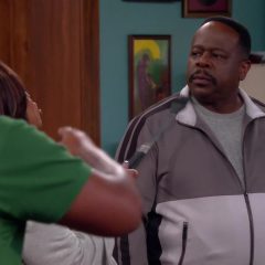 The Neighborhood Season 2 screenshot 5